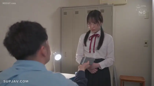 中景 · 站姿 · 学生制服 · 更衣室 · 递物