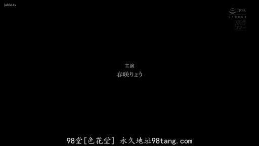 室内 · 严肃 · 揽肩 · 半身 · T恤 · 注视 · 女优