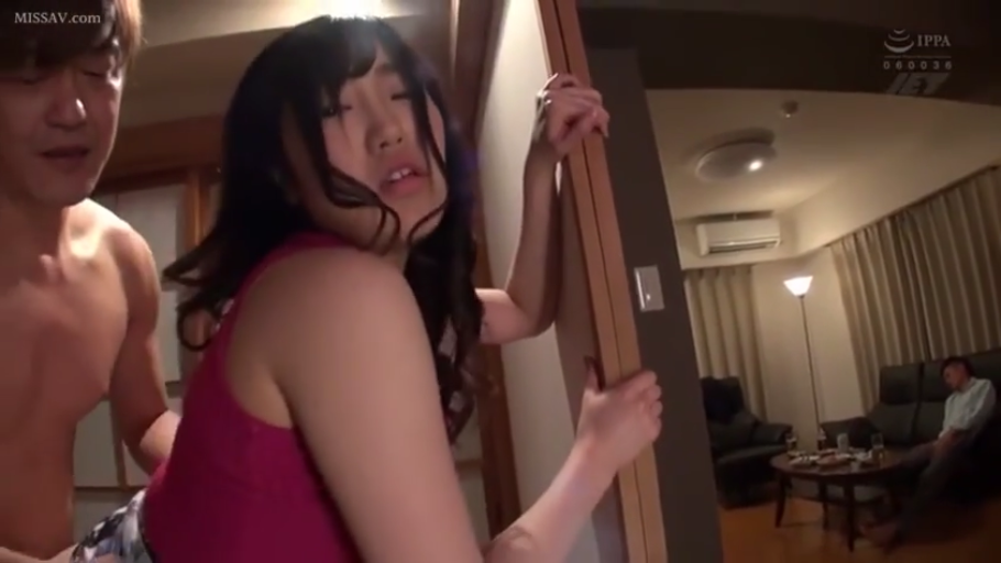 迷离 · 性行为 · 客厅 · 门框 · 粉色背心 · 扶门站立 · 背景有人