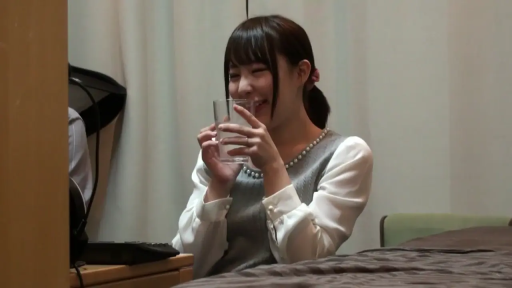 室内 · 座り姿勢 · 上半身特写 · 开怀大笑 · 玻璃杯 · 马尾辫 · 拿杯喝水 · 灰白拼接针织衫