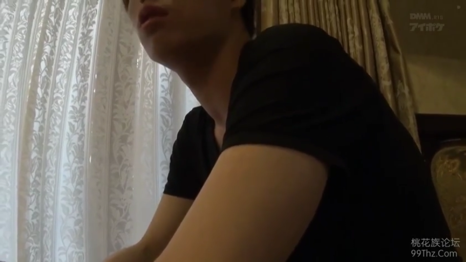 室内 · 坐姿 · 上半身特写 · 黑色T恤