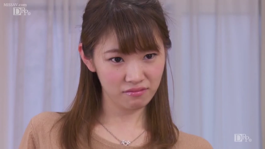 室内 · 面部 · 站立 · ネックレス · 特写 · 对视 · ニットセーター · 嫌恶