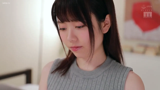 室内 · 低头 · 脸部特写 · 清纯 · 忧伤 · 垂目 · 灰色针织无袖衫