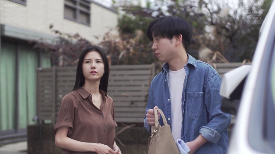 平静 · 手提包 · 住宅区街道 · 人物半身特写 · 白色内搭T恤