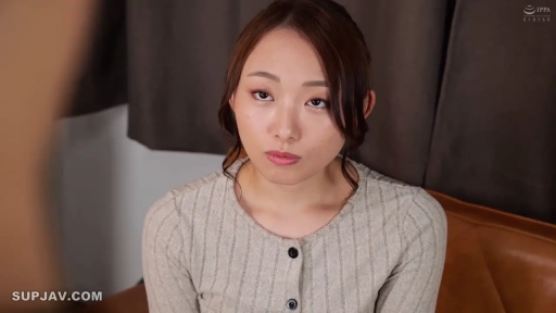 室内 · 坐姿 · 严肃 · 面部特写 · 注视 · 针织衫 · 亚洲女性