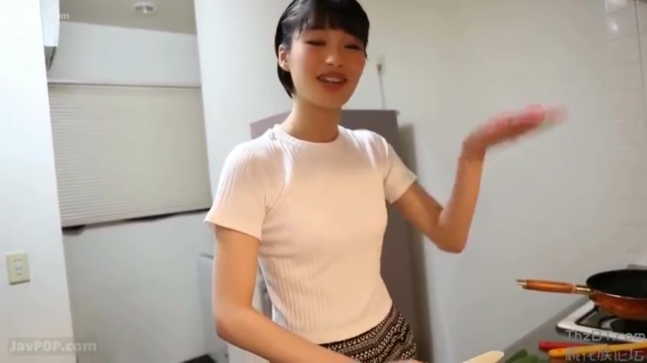 站立 · 半身 · 厨房 · 白色短袖T恤