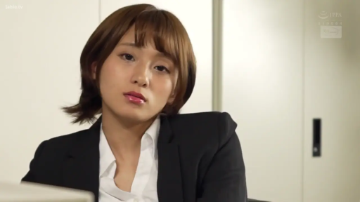 坐姿 · 办公室 · 职业装 · 特写 · 注视镜头 · 短发 · 无表情