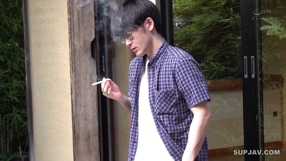 上半身 · 抽烟 · 日式庭院 · 侧站 · 格纹短袖衬衫