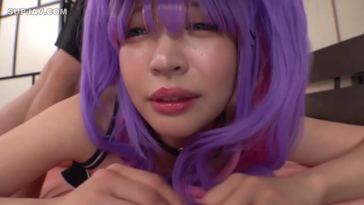 寝室 · 顔のクローズアップ · レンズを見つめて · 迷离表情 · 紫色假发 · Cosplay服饰 · 俯卧姿势 · AV剧情剧照