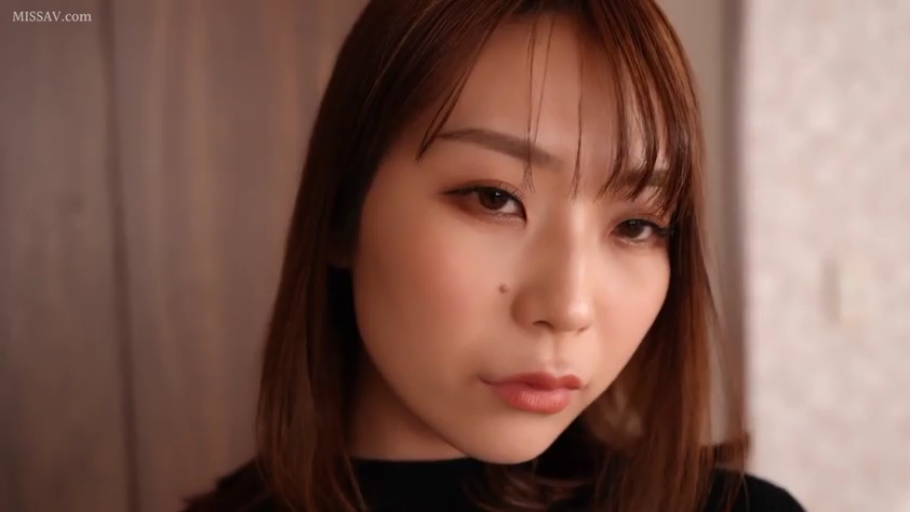 Indoor · Close-up of the face · Pure style · 注视行为 · 黑色针织衫 · Melancholic expression · 正脸姿势