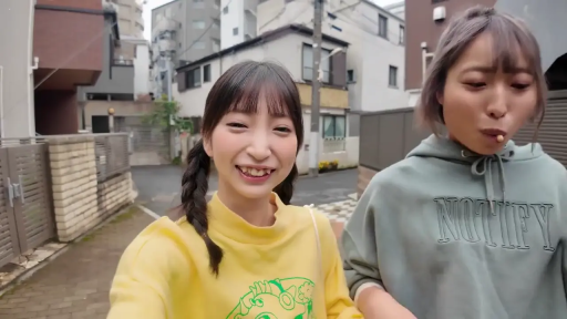 中景 · 行走 · 双人 · 进食 · 食物 · 卫衣 · 街头 · 搞怪