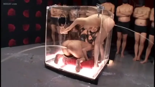 集中 · 全裸 · 中景 · 腰を曲げる · 摄影棚 · 恋物 · 黄金浴 · 玻璃箱