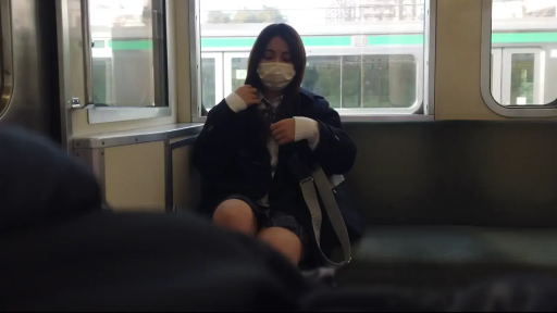 坐姿 · 口罩 · 中景 · 平淡 · 口罩 · 电车 · 公共场所 · 整理衣服
