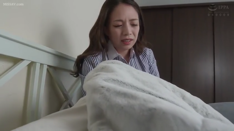 坐姿 · 卧室 · 条纹衬衫 · 半身 · 痛苦 · 长发 · 坐着 · 被子