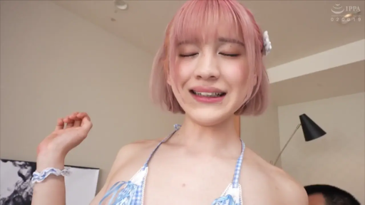 面部 · 卧室 · 站立 · 台灯 · 嬉笑 · 粉色短发 · 闭眼大笑 · 蓝白格子比基尼