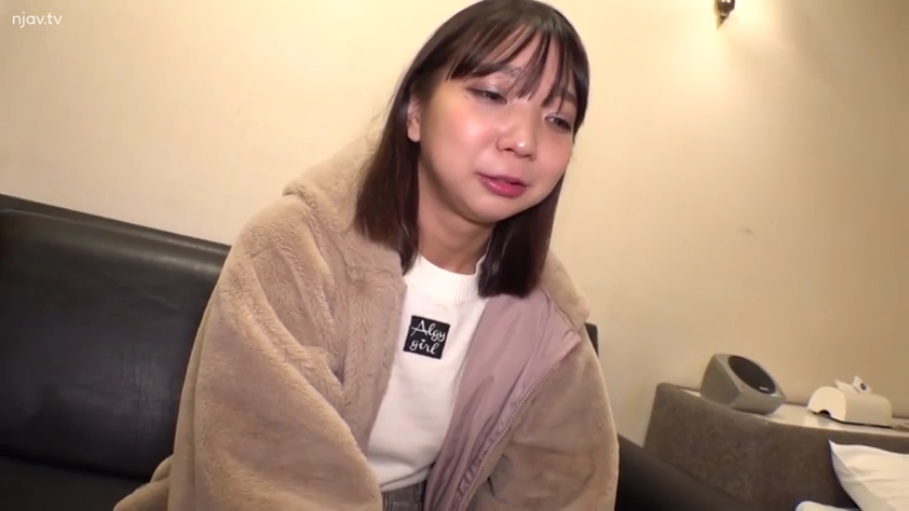 室内 · 坐姿 · 委屈 · 面部特写 · 交流 · 纸巾盒 · 亚洲女性 · 毛绒外套