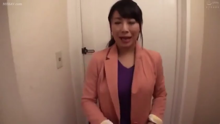 站立 · 口を開け · 上半身 · 熟女 · 说话 · 室内廊下 · 粉色小西装