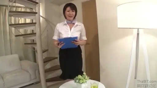 胸部 · 俯身 · 展示 · 微笑 · 酒店房间 · 多人 · 情趣内衣 · 蕾丝颈饰