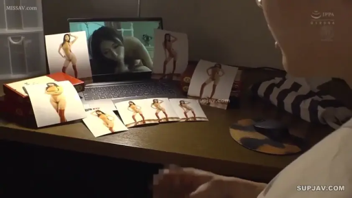 室内 · 坐姿 · 自慰 · 电脑 · 白色上衣 · 宅男