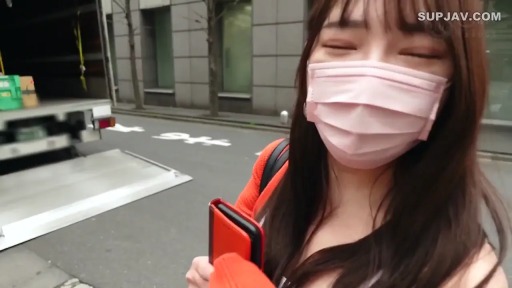 脸部特写 · 站姿 · 室外街道 · 橙色外套