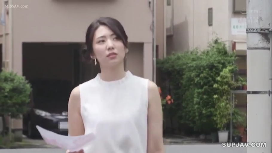 Stand · Medium shot · 自然 · Sleeveless top · Outdoor street · 张望 · 人妻 · Paper