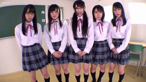 百褶裙 · 教室 · 黑板 · 平淡 · 多人 · 合影 · 排队站立