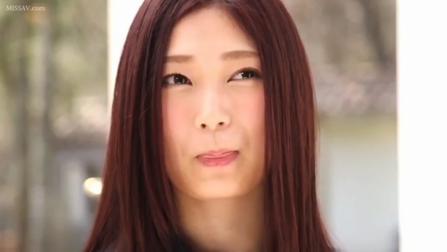 脸部特写 · 休闲装 · 注视 · 户外 · 长发 · 正面 · 调皮