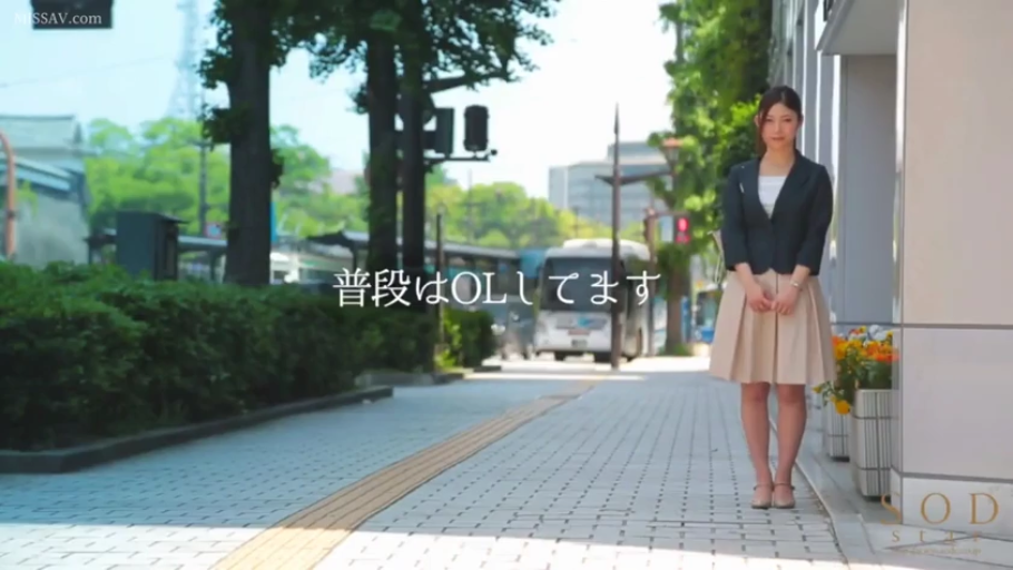 面部 · 微笑 · 演播室 · 被抱起 · 蓝色无袖连衣裙 · 写字板 · 录影 · 分屏显示