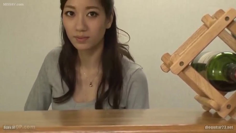 室内 · 坐姿 · 平静 · 半身 · 注视 · 长发 · 灰色长袖 · 酒架