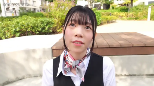 站立 · 平静 · 半身 · 职业装 · 注视镜头 · 公园 · 自然光 · 丝巾