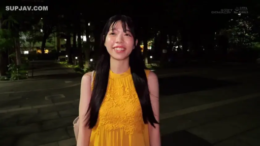 站立 · 面部特写 · 户外公园 · 黄色连衣裙