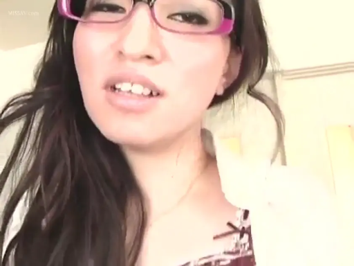 室内 · 面部 · 眼镜 · 第一视角 · 微笑 · 互动 · 俯视 · 吊带