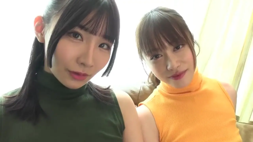 室内 · 坐姿 · 脸部特写 · 微笑 · 双人 · 并排合影 · 高领无袖背心