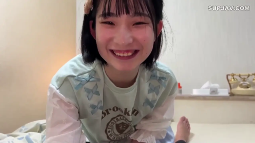 室内 · 俯身 · 面部特写 · 注视镜头 · 短发 · 灿烂笑容 · 复古电话 · 浅绿色卫衣