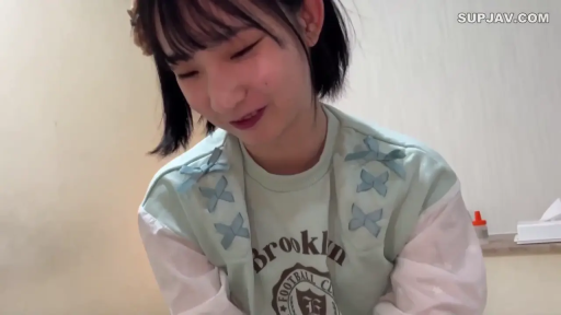 Indoor · Sitting Posture · Close-up of the face · 休闲卫衣