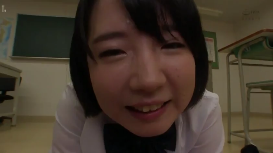 教室 · 脸部特写 · 第一视角 · 俯卧 · 微笑 · 黑板 · JK制服 · 调情