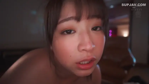 性交 · 卧室 · 张口 · 半裸 · 男上位 · 抬腿位 · 腿部特写 · 条纹床单