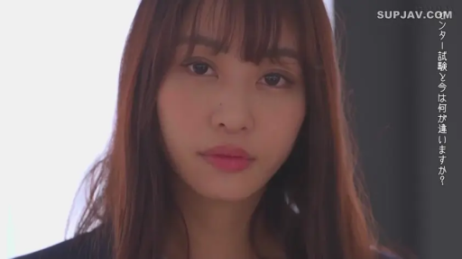 室内 · 脸部 · 平静 · 注视镜头 · 正面 · 棕色长发 · 西装外套