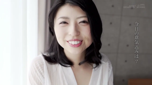 室内 · 面部 · 微笑 · 白い上着 · 正坐 · 对视 · 访谈特写