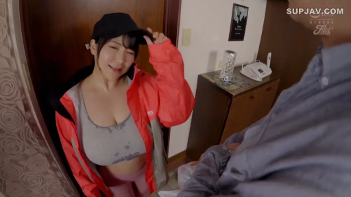 室内走廊 · 红色运动外套 · 手提袋 · 俏皮微笑 · 日常互动 · 全身景 · 站立倾斜 · 与人交谈