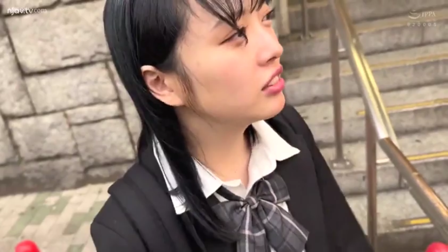 站立 · 面部特写 · 微张口 · 侧头张望 · 日系学生制服 · 学生妹主题 · 户外石砖墙楼梯旁 · 背包肩带