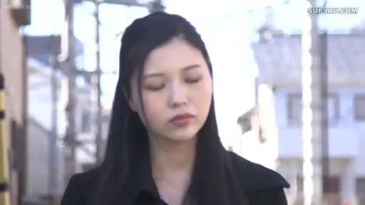 脸部特写 · 站立 · 黑色上衣 · 户外街道