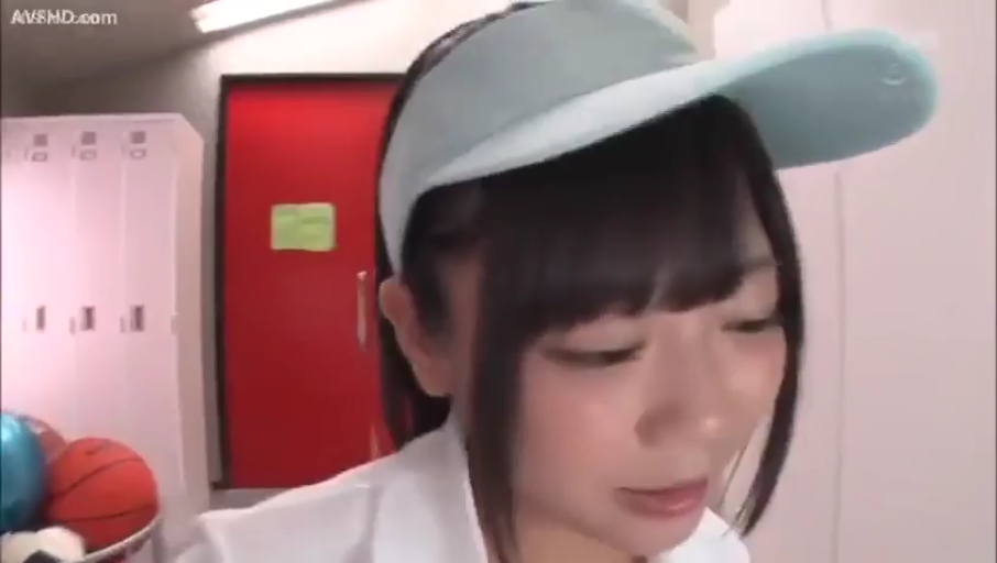 臉部特寫 · 站立 · 自然 · 更衣室 · 凝视镜头 · 运动衫