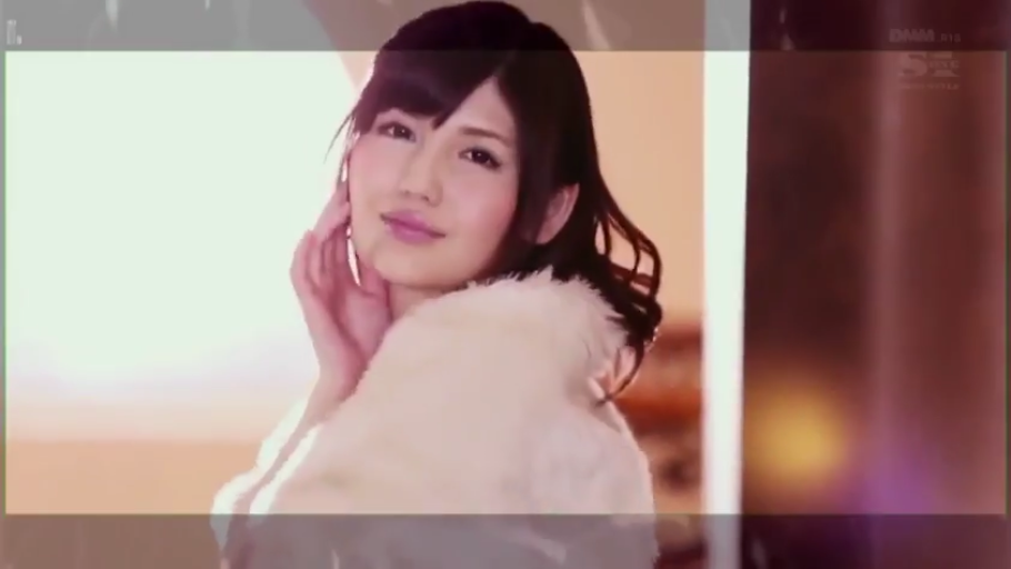 室内 · 微笑 · 面对镜头 · 长发 · 头部特写 · 托腮 · 毛皮服饰