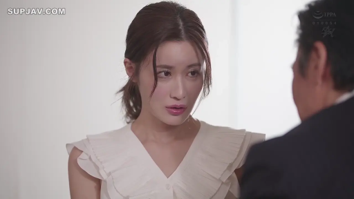 室內 · 交谈 · 面部 · 站立 · 凝重 · 白色褶边上衣