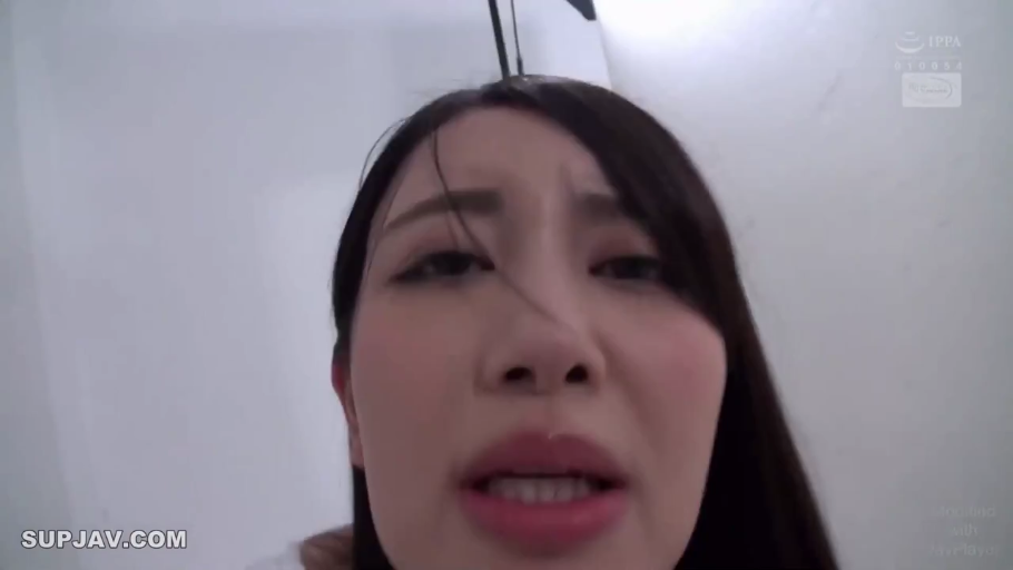 室内 · 脸部特写 · 白色上衣