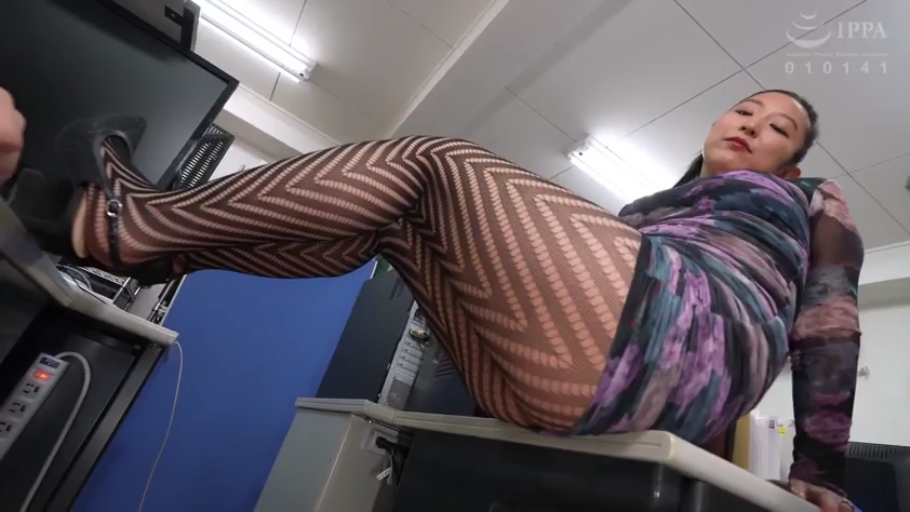 办公室 · 电脑 · 纹理连裤袜 · 低角度拍摄 · 冷淡 · 腿部特写 · 凝视镜头 · 坐在办公桌上