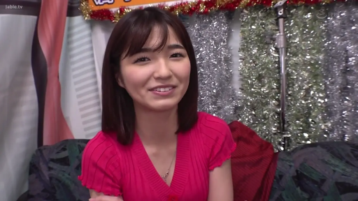 室内 · 坐姿 · 甜美 · 微笑 · 面部特写 · 清纯 · 彩带 · 红色V领上衣