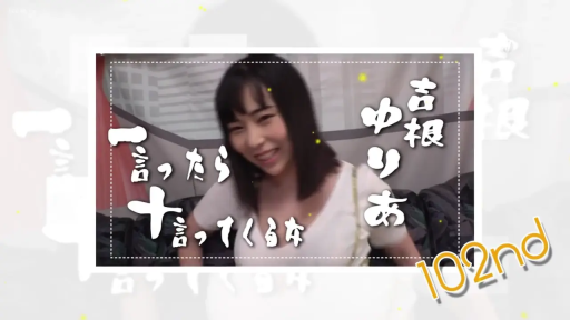 室内 · 坐姿 · 胸部 · 微笑 · 白色上衣 · 对视