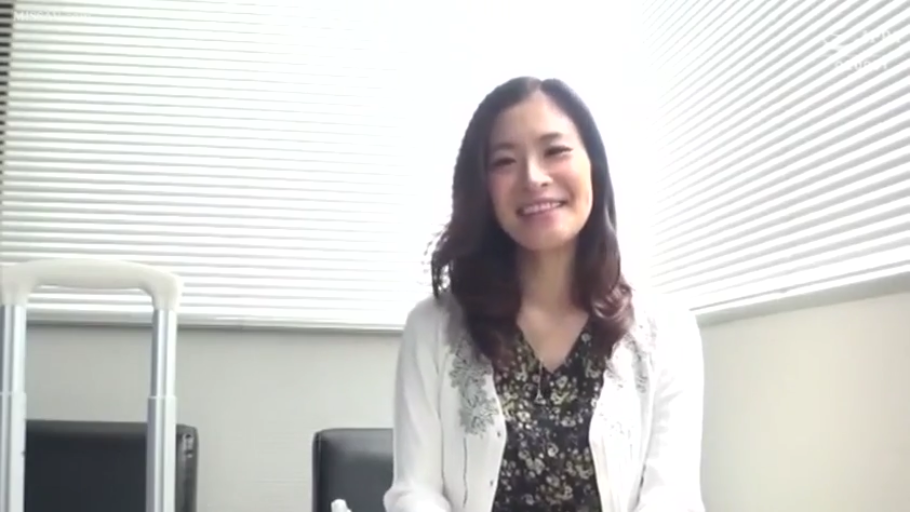 坐姿 · 面部 · 愉悦 · 办公室 · 行李箱 · 微笑 · 日常 · 碎花裙